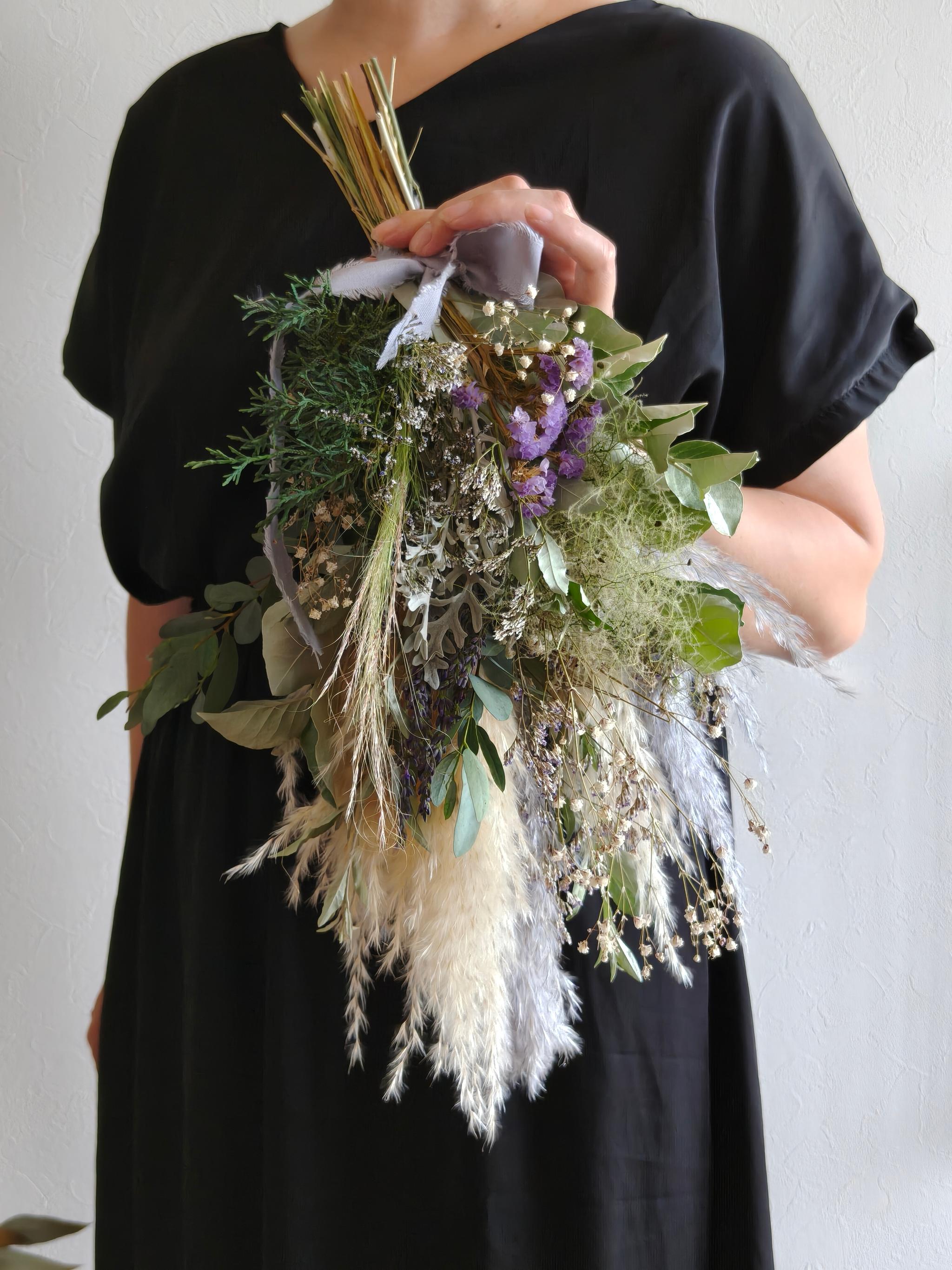 ラベンダーカラーのスワッグブーケ　インテリア　ドライフラワー　生花　ウェディングブーケ前撮り ユーカリ フランス | 9枚目